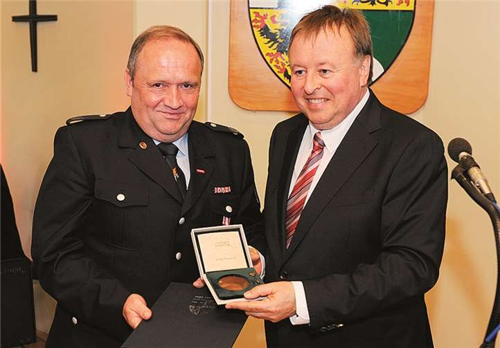 Der stellvertretende Vorsitzende des Kreisfeuerwehrverbandes Ahrweiler, Rolf Genn nahm die Ehrung stellvertretend für die gesamte für die Dachorganisation entgegen.