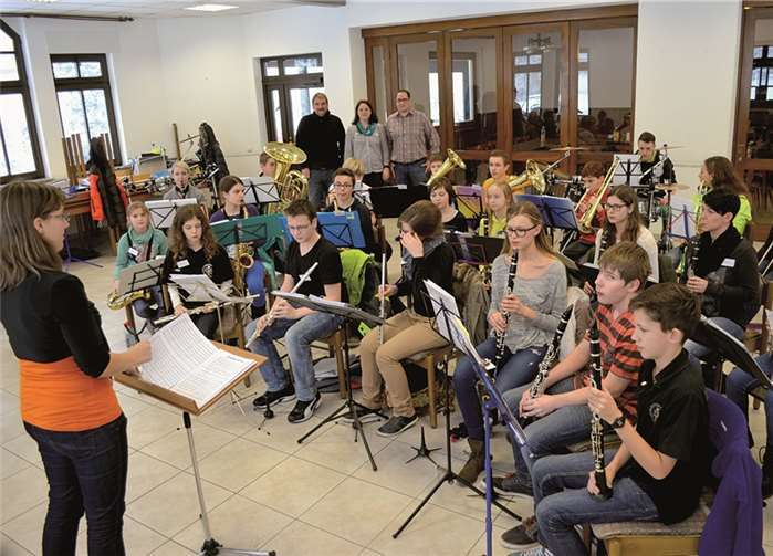 Der stellvertretende Vorsitzende des Kreismusikverbands Neuwied, Andreas Dasbach, Geschäftsführerin Melanie Gödtner und der Ortsbürgermeister von Stebach, Karl-Heinz Klein (hinten, von links), lauschten der Probenarbeit von Dirigentin Alexandra Diedrich mit den Teilnehmern des Orchester-Workshops.privat