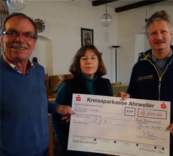 Der stellvertretende Vorsitzender Alfons Steffens (v.l.), Kassenwärtin Gabi Fritz und der „Nikolaus“ Jürgen Welsch. privat