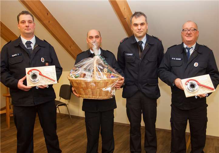 Der stellvertretende Wehrführer Thomas Schmidt (2. von rechts) mit den Geehrten Timo Runkel, Bernd Gerhard Heck und Hans-Georg Adams (von links).