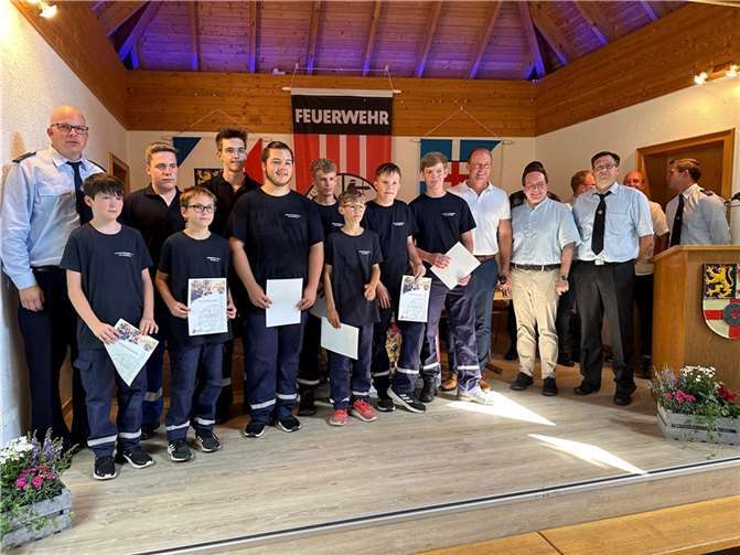 Der stellvertretende Wehrführer und Jugendfeuerwehrwart der Freiwilligen Feuerwehr Volkesfeld, Thorsten Leich (links), mit dem Volkesfelder Feuerwehrnachwuchs, VG-Bürgermeister Jörg Lempertz (4. v. r.), dem Ersten Kreisbeigeordneten Pascal Badziong (3. v. r), Wehrleiter Stephan Schüller (2. v. r.) und dem Volkesfelder Wehrleiter Matthias Wingender (r.).  Foto: VG-Verwaltung Mendig/Pauly