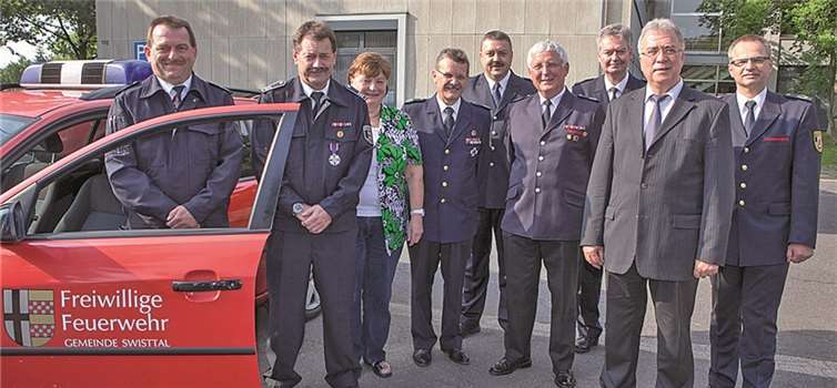 Der stellvertretende Wehrleiter der Swisttaler Feuerwehr, Johannes Greuel (2.v.l.), nahm Abschied von den Feuerwehrkameraden. Bürgermeister Eckhard Maack (2.v.r.) dankte ihm für sein enormes Engagement.Jost