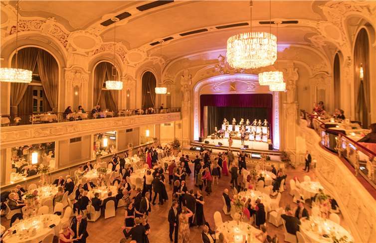 Der stilvolle Steigenberger Kurhaus-Saal lädt zum puren Tanzvergnügen ein. Foto: Dominik Ketz