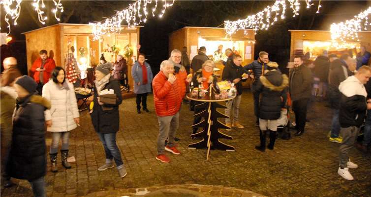Der stimmungsvoll beleuchtete Platz an der Luxemburger Straße war Austragungsort des 17. Großmaischeider Plätzchenmarkts. Fotos: KER
