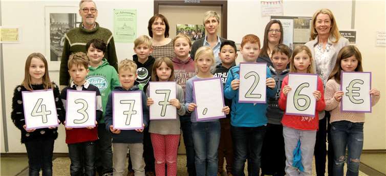 Der stolze Betrag von 4377,26 Euro konnte als Erlös vom Adventsingen gespendet werden. Hintere Reihe von links: Götz Krieger Solidaritätskreis Westafrika, Rektorin Angelika Schifferings, Konrektorin Nicole Karls, Schulelternsprecherin Wibke Böhle und Inka Orth vom Bunten Kreis Rheinland e.V. SES