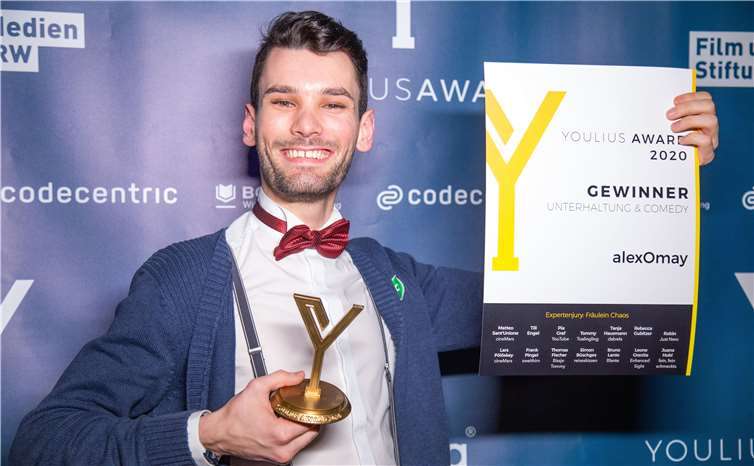 Der stolze Gewinner mit seiner Urkunde.