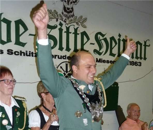 Bezirkskönig kommt aus den eigenen Reihen Der strahlende Bezirkskönig Christoph Nolden.