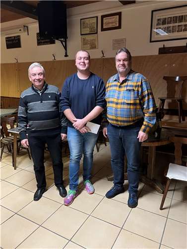 Der strahlende Bürgerkönig Bastian Portz (Mitte.)