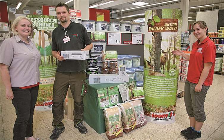 Der stv. Marktleiter Daniel Paris erläutert mit seinen Mitarbeiterinnen Sabrina Ockenfels und Rebecca Büchel das Aktionssortiment. StF