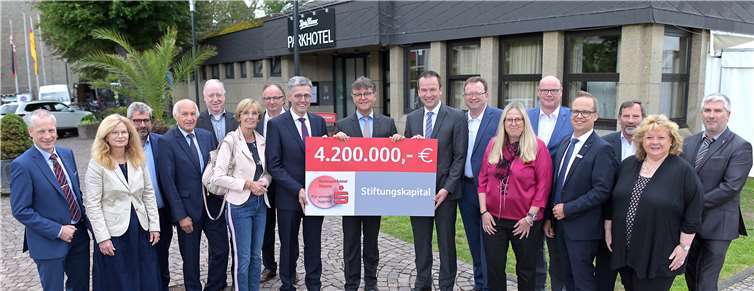 Der stv. Verwaltungsratsvorsitzende Burkhard Nauroth und der KSK-Vorstand, Karl-Josef Esch und Christoph Weitzel, freuen sich mit den Mitgliedern des Verwaltungsrates über die Aufstockung des Stiftungskapitals „Für unsere Jugend“. Foto: KSK/Ralph Kuenzel