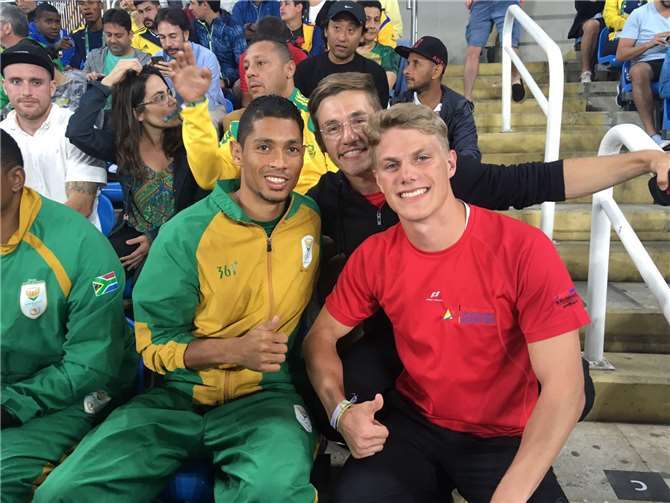 Der südafrikanische Goldmedaillengewinner und Weltrekordler Wayde van Niekerk mit den Sportler aus AW.