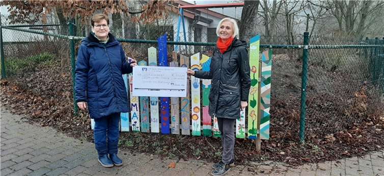 Der symbolische Scheck für den Kindergarten. Foto: privat