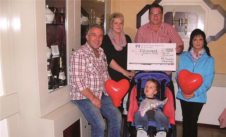 Der symbolische Scheck wurde übergeben (v.l.n.r.): Marko Maka, Steffi Nick, Ingolf Ulmen, Teresa Lanser und Joshua Nick. privat