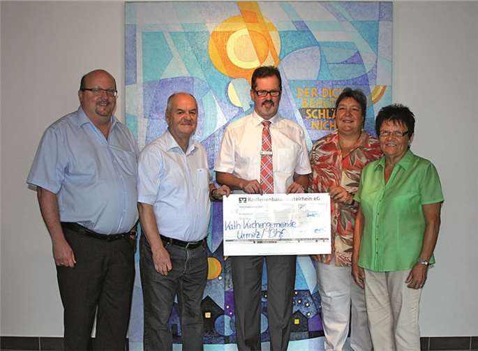 Der symbolische Scheck wurde übergeben.privat