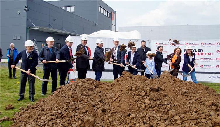 Der symbolische Spatenstich für die neue Produktionshalle und ein neues Bürogebäude ist für Itex Gaebler der Beginn einer neuen Ära.