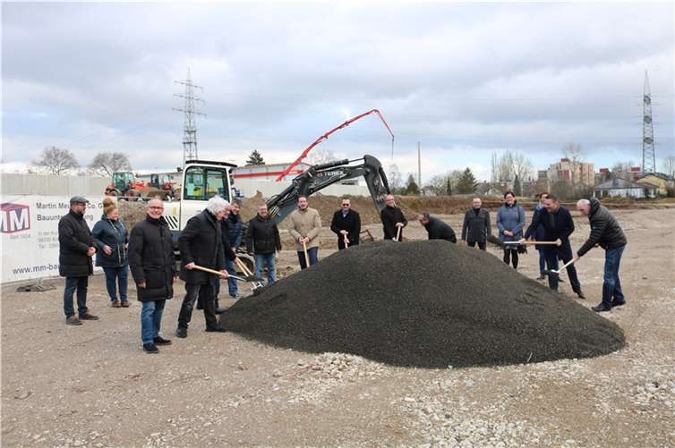 Der symbolische Spatenstich ist der Auftakt zum Neubau der Kita Schultheispark in Weißenthurm. Zur Schaufel griffen unter anderem der Bürgermeister der Verbandsgemeinde Weißenthurm, Thomas Przybylla (9.v.re.), VG-Bauamtsleiter Gino Gilles (8.v.re.), der Leiter des Fachbereiches Jugend, Familie, Bildung, Sven Normann (7.v.re.), VG-Architekt Peter Meurer (6.v.re.) und Stadtbürgermeister Gerd Heim (3.v.li.).  Foto: VG Weißenthurm
