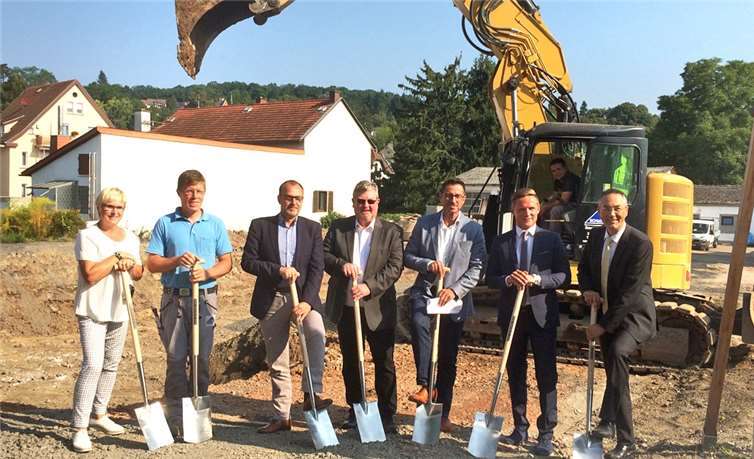 Der symbolische Spatenstich. privat