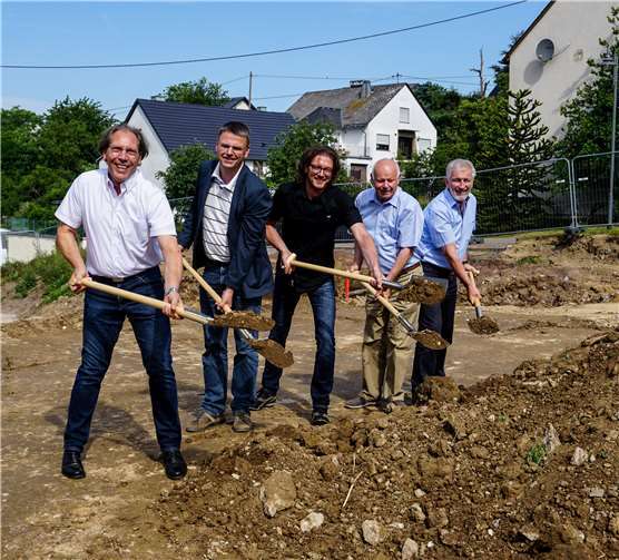 Der symbolische Spatenstich signalisierte den Beginn der Bauphase. Foto: EP