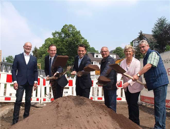 Der symbolische Spatenstich wurde unternommen von: v.li. StadtratsmitgliedFritz Naumann, Verkehrsminister Volker Wissing, Oberbürgermeister David Langner, Stadtratsmitglied Torsten Schupp, Stadtratsmitglied Edith Hoernchen und Herbert Dott. Fotos: US