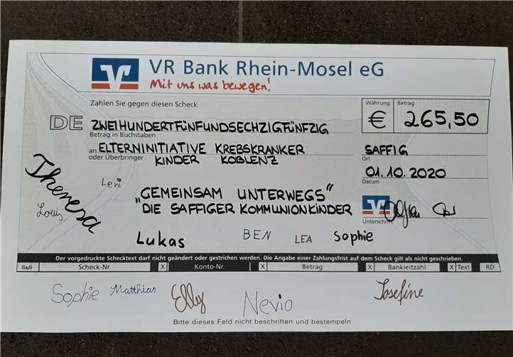 Der symbolische Spendenscheck.