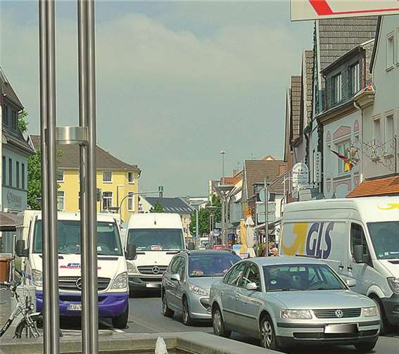 Der tägliche Stau auf der Hauptstraße, kein Platz für Radfahrer.privat