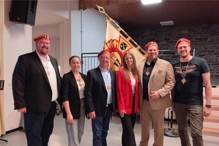 Der (teilweise) neu gewählte Vorstand mit Regimentstochter - v.l. Zahlmeister Jan Scheuren, Geschäftsführerin Luisa Roch, Kommandant Michael Krebs, Regimentstochter Antonia Schäfgen, Adjutant Aaron Friedland, Hauptmann Jens Laumann