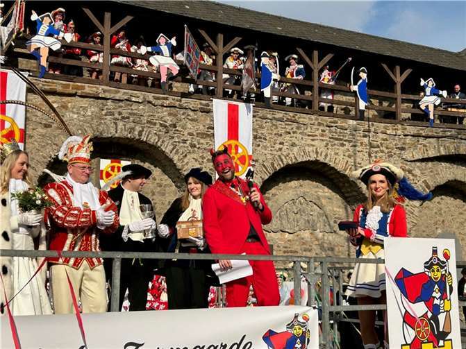 Der teuflische OB auf dem Wehrgang. Foto: Eva Dreiser / Stadtverwaltung Lahnstein
