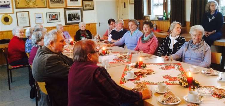 Der traditionelle AWO-Seniorenkaffee fand diesmal natürlich in adventlichem Ambiente statt.privat