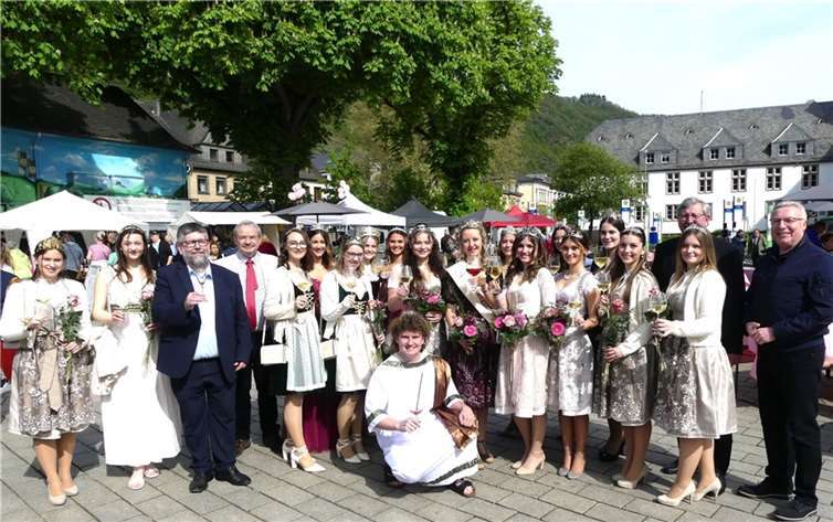 Der traditionelle Blütenmarkt des roten Moselweinbergpfirsichwurde in diesem Jahr von der Sonne besonders verwöhnt. Fotos: TE