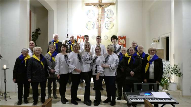 Der traditionelle Cäcilienmesse in der Marienkirche Sessenbach wurde dieses Jahr eine besondere Note verliehen, indem der Kirchenchor „St. Marien“ gemeinsam mit dem „Ukrainischen Chor der Hoffnung“ den Gottesdienst gestaltete.  Foto: Kirchenchor „St. Marien“
