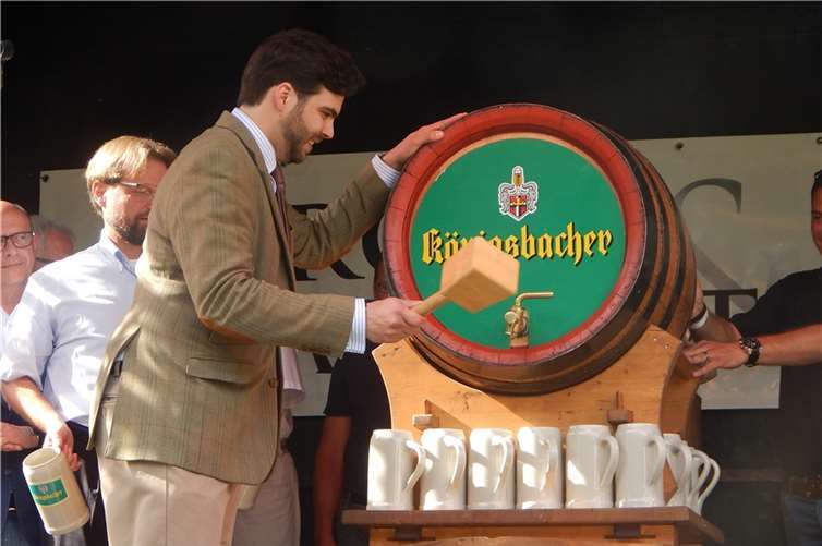 Der traditionelle Fassanstich durfte selbstverständlich nicht fehlen. Vor zwei Jahren übernahm Prinz Louis zu Sayn-Wittgenstein-Sayn diese symbolträchtige Aufgabe von seinem Vater. 