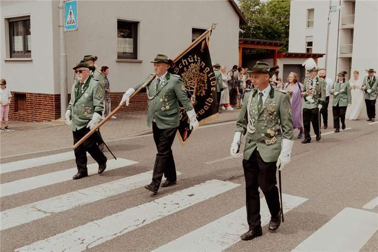 Der traditionelle Festzug durch Raubach. Fotos: Marli Photographi