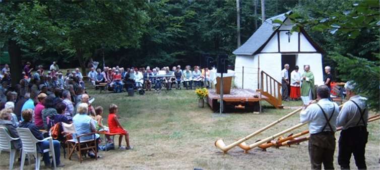 Der traditionelle Gottesdienst wird an der Dreifaltigkeitskapelle oberhalb von Mesenich gefeiert.privat