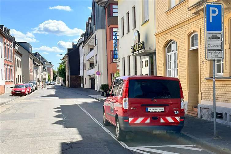 Neuwied: Parkraumbewirtschaftung vertagt  Der traditionsreiche Kurzzeitparkstreifen vor dem örtlichen Bäckereibetrieb soll gemäß aktueller Beschlussvorlage der Stadtverwaltung in eine gebührenpflichtige Parkzone mit Optionen für Tages- und Anwohnerparken überführt werden.Foto: Michael Mang