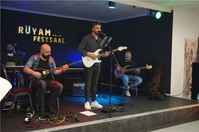 Der türkisch-arabische Sänger Akan Atakan trat zugunsten der Erdbebenopfer im RüYam Festsaal in Mendig auf. Fotos: HIL