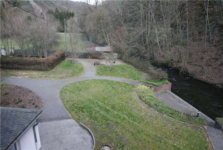 Der über Jahre hinweg ungezügelte Bewuchs ist angenehmen Aufenthaltsbereichen gewichen - so auch auf Terrasse an der Nette.