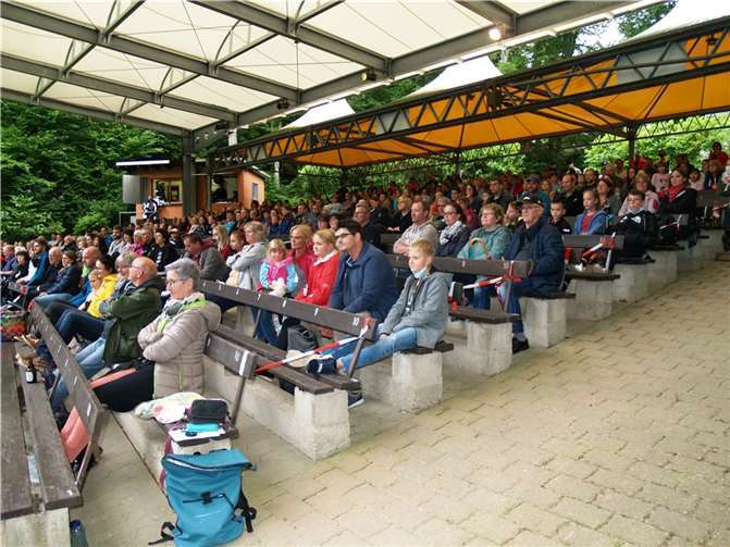 Der überdachte Zuschauerraum bietet Platz für 660 Personen; wie viele in diesem Jahr eingelassen werden dürfen, steht noch nicht fest.