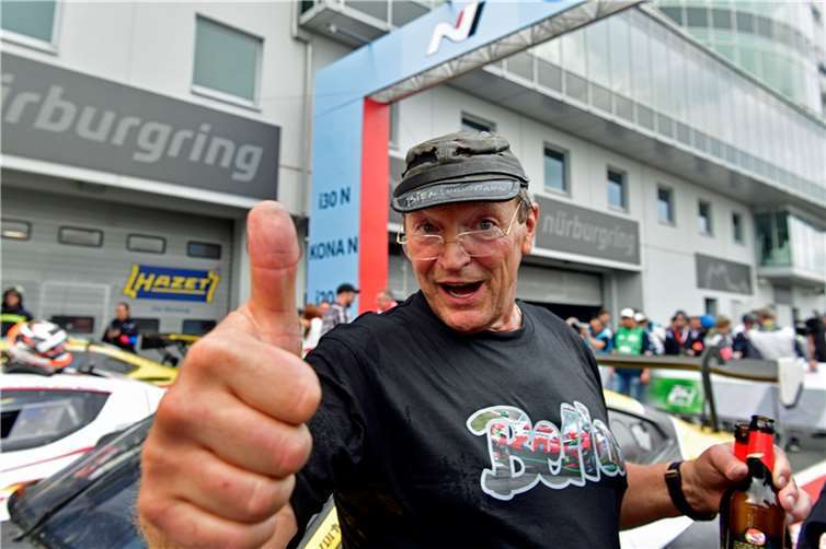 Der überglückliche Teamchef Klaus Abbelen nach der Champagnerdusche zum Gesamtsieg.