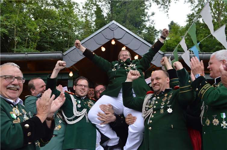 Der überglückliche neue König Stefan Beyer jubelte auf den Schultern seiner Kameraden. Fotos: AB
