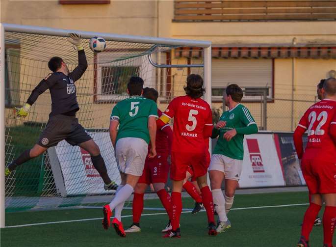 Der umstrittene Ausgleichstreffer: Der Ball senkte sich hinter Tobias Ost ins Tor. Marcus Fritsch (verdeckt) schlug den Ball noch weg. Ob das Spielgerät zu diesem Zeitpunkt die Linie bereits überschritten hatte, bleibt offen. TH