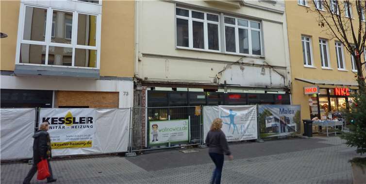 Der unansehnliche Bauzaun, der die Baustelle schützt und den Eingang zur Passage versperrt.privat
