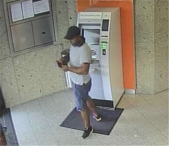 Der unbekannte Mann hatte mit der gestohlenen EC-Karte Geld abgehoben.