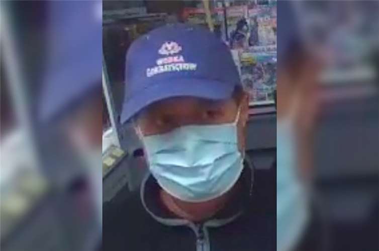 Der unbekannte Täter. Er trägt eine OP-Maske und eine blaue Schirmmütze. Foto: Polizei RLP