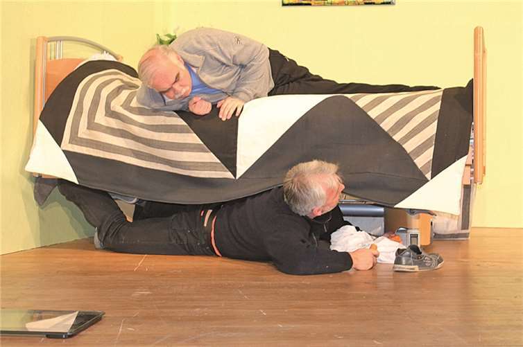 Der unerwartete Besucher (Dietmar Klug) muss auch mal ein ungemütliches Versteck finden.