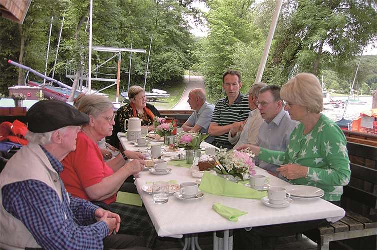 Der ungewissen Wetterlage angepasst, nahmen die Teilnehmer auf der Terrasse des Clubheims Platz.Privat