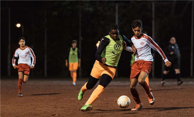 Der ungewohnte Hartplatz war schwer zu bespielen.Foto: Tobias Jenatschek