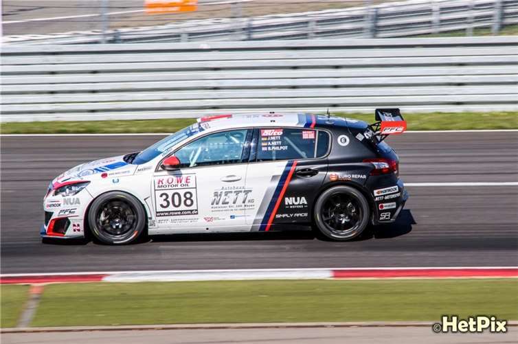 Der unter Bonk-Bewerbung startende Peugeot 308 Racing Cup von Jürgen Nett/Achim Nett will erneut ins Ziel kommen und dabei mit um den Sieg in der TCR-Klasse kämpfen. Foto: Jochen Merkle