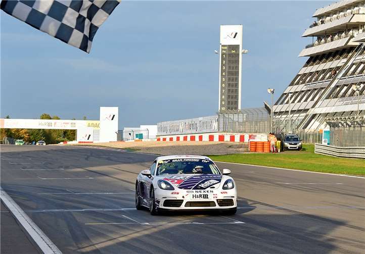 Der unter der Bewerbung des MSC Sinzig gestartete Porsche Caymen siegte in der VT3 Klasse.
