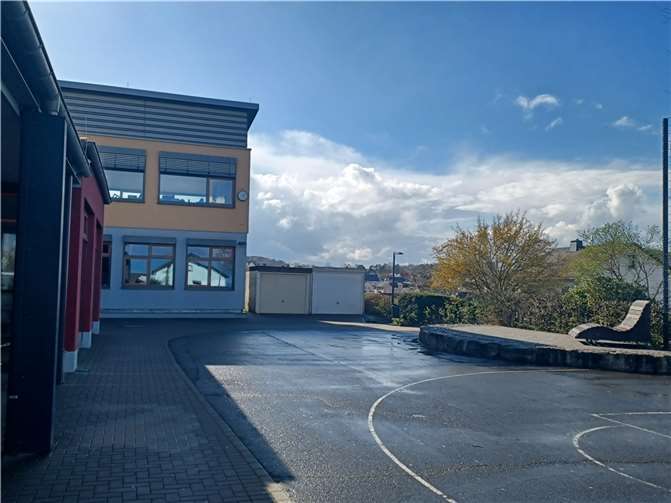 Der untere Schulhof der Freiherr-vom-Stein-Realschule plus in Nentershausen: Dort, wo jetzt die beiden Garagen stehen, wird die neue Mensa errichtet als Anbau an das Schulgebäude.  Foto: VG Montabaur/Christina Weiß