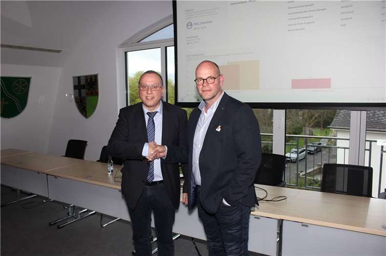 Der unterlegene Frank Klapperich gratuliert dem alten und neuen Bürgermeister Johannes Bell zu seinem Wahlerfolg.  Fotos: WER